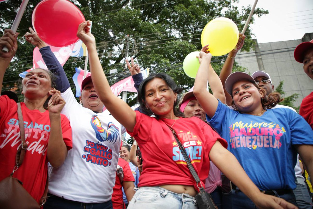 ConElMazoDando's tweet photo. #ConChávezYNicolásPorLaPaz GUÁRICO - SAN JUAN DE LOS MORROS | Los guerreros del PSUV y del Gran Polo Patriótico salieron a las calles de Guárico a respaldar a nuestro Gallo Pinto

¡Este próximo 28J ganamos los de Chávez!

#MaduroPresidente #23Jul @dcabellor https://t.co/cWRLyNhZfQ