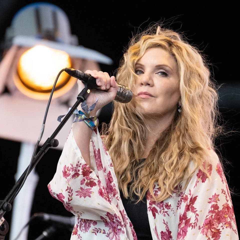realrootsradio's tweet photo. Happy Birthday to Alison Krauss of the Bluegrass Music Hall of Fame &amp; Museum! 👑 She is one of the most awarded vocalists in all of American music, and is one of our favorite singers in any genre. 💛

What’s your favorite song featuring her angelic voice? #alisonkrauss https://t.co/SDRiPkPNJO