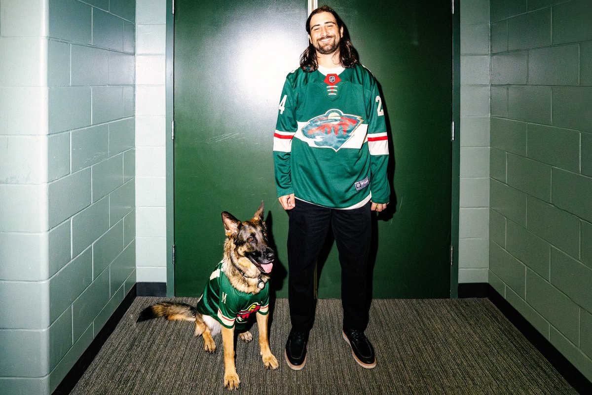 NHL's tweet photo. Big hockey jersey guy.

Noah Kahan built up quite the collection while on tour. 🤩

(📸: @NoahKahan) https://t.co/DXVnEaWVBg