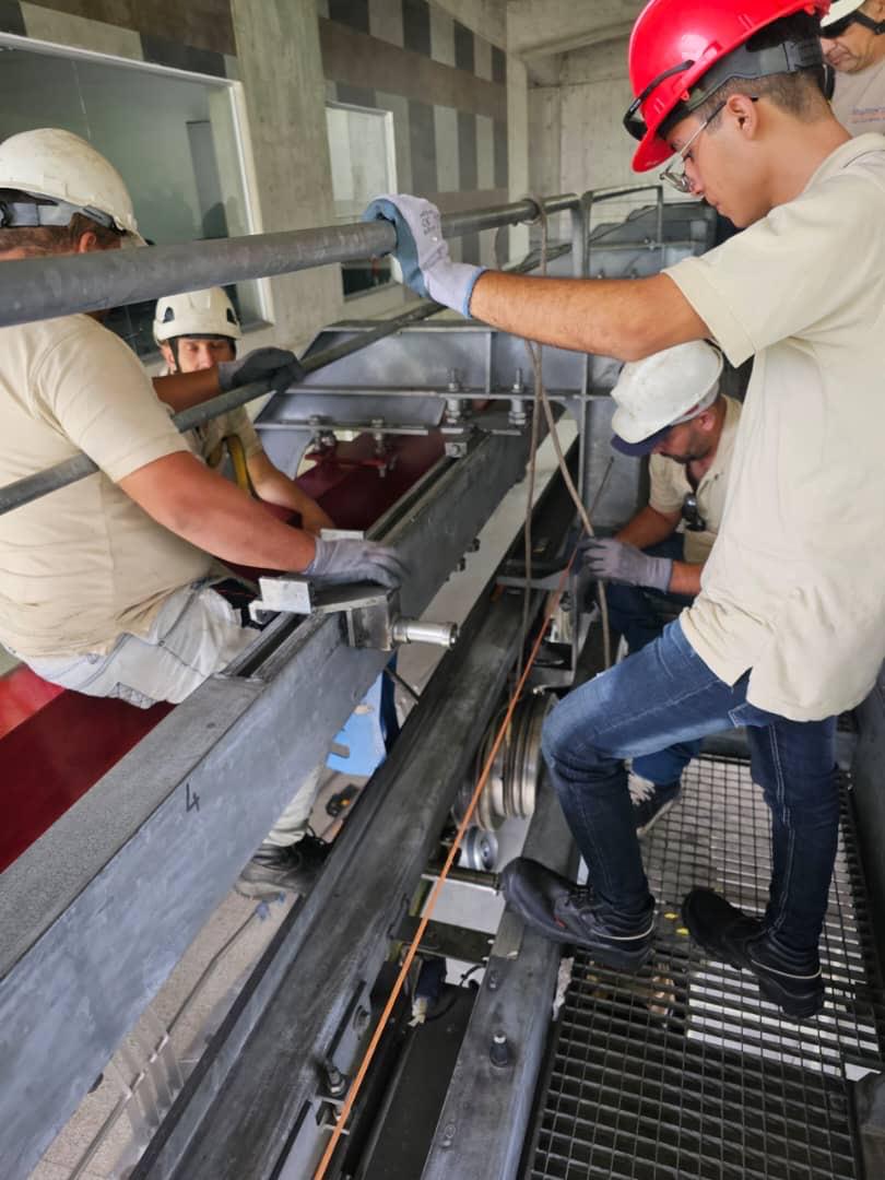 1/2 #EsNoticia | 48% de avance registran los trabajos de mantenimiento realizados por la clase obrera revolucionaria de <a href="/Trolebus_Merida/">Trolebús Mérida C.A.</a> al sistema Trolcable en Mérida, como parte del plan de mantenimiento correctivo y preventivo desarrollado en cuatro fases
#AfirmativosYPaLante