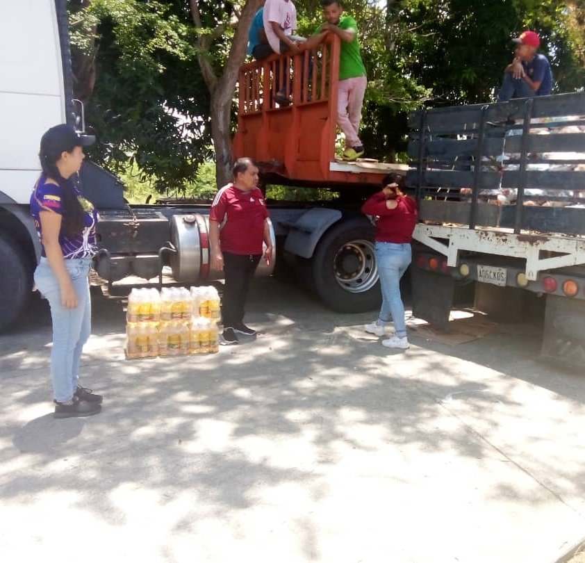 Minppaltru's tweet photo. A través de las políticas de protección social del Gobierno Bolivariano distribuimos 6.122 combos CLAP a 5.610 familias de 40 CLAP del municipio Rafael Rangel, consolidando el trabajo de la Misión Alimentación.

#AfirmativosYPaLante https://t.co/6gwuchgDYA
