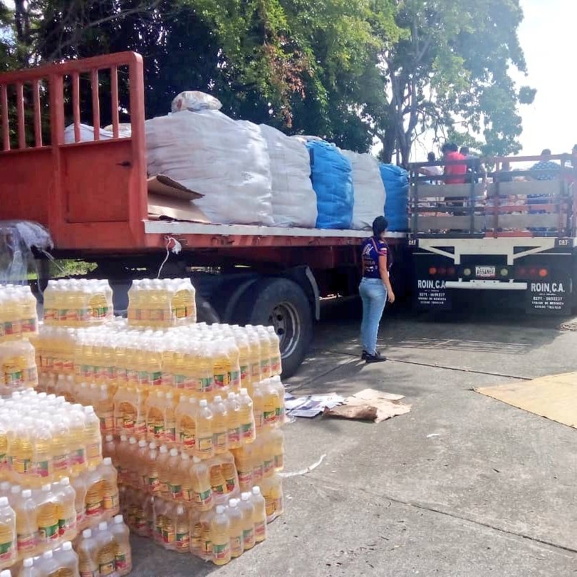 A través de las políticas de protección social del Gobierno Bolivariano distribuimos 6.122 combos CLAP a 5.610 familias de 40 CLAP del municipio Rafael Rangel, consolidando el trabajo de la Misión Alimentación.

#AfirmativosYPaLante