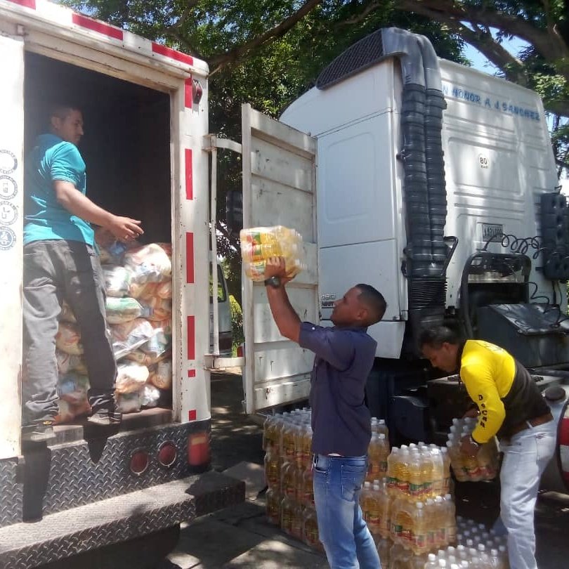 Minppaltru's tweet photo. A través de las políticas de protección social del Gobierno Bolivariano distribuimos 6.122 combos CLAP a 5.610 familias de 40 CLAP del municipio Rafael Rangel, consolidando el trabajo de la Misión Alimentación.

#AfirmativosYPaLante https://t.co/6gwuchgDYA