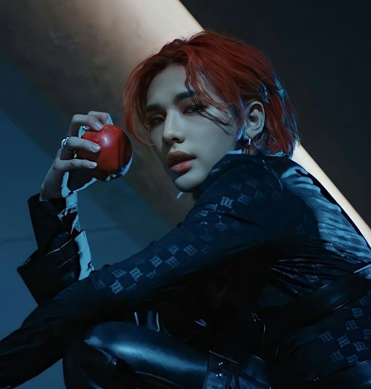 SamHyunx3e's tweet photo. Abla bittimi?
Ne?
Red Hyunjin'e olan sevgimmi?
Bitmedi
Bitemez
Kimse bitiremez https://t.co/6jwsWbeT60