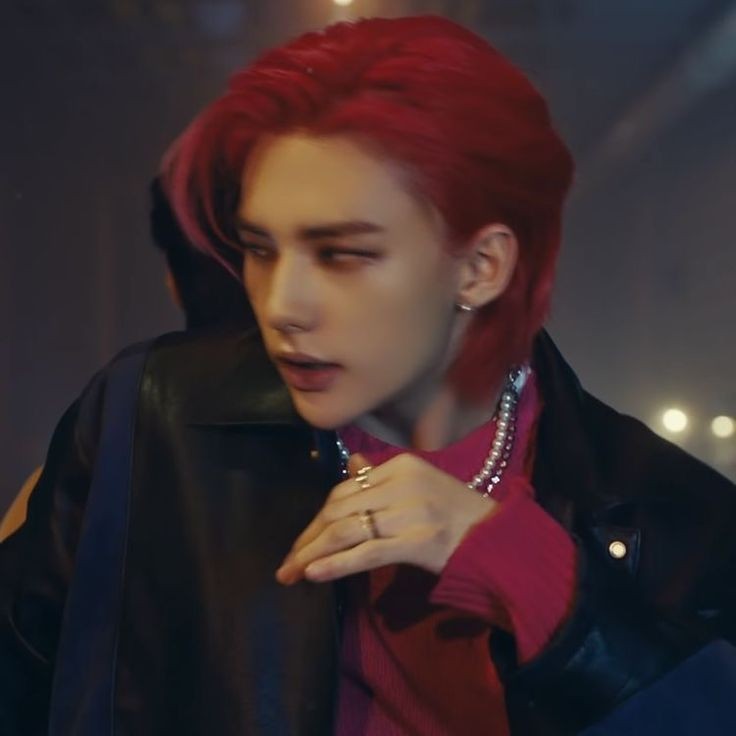 SamHyunx3e's tweet photo. Abla bittimi?
Ne?
Red Hyunjin'e olan sevgimmi?
Bitmedi
Bitemez
Kimse bitiremez https://t.co/6jwsWbeT60