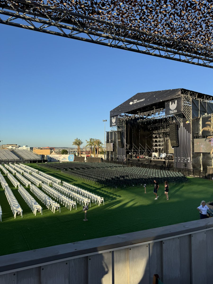 raduseven's tweet photo. @JamesBlunt concert is PACKED https://t.co/nkdWxjtO72