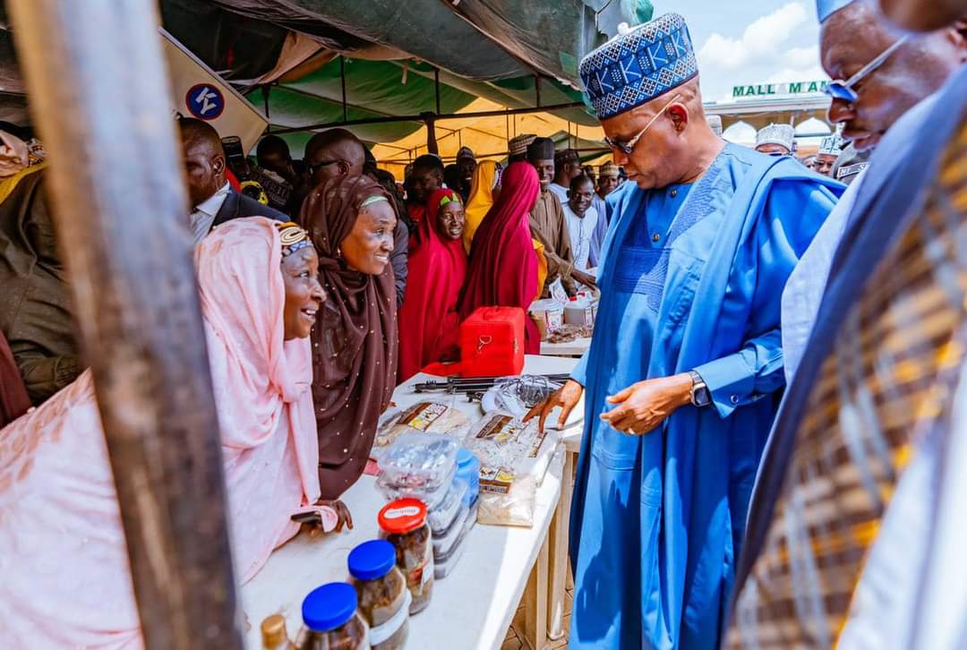 SadeeqKurbe's tweet photo. STATE HOUSE PRESS RELEASE

AT LAUNCH OF BLOCKCHAIN OUTSOURCE/MSMES CLINIC IN JIGAWA:

Nigeria Poised To Overtake Other World Economies, Technologies - VP @KashimSM

* Announces FG's N150,000 grant for each business owner

* Partners with Gluwa to train 1,000 tech experts annually https://t.co/hJRQk2vFqb