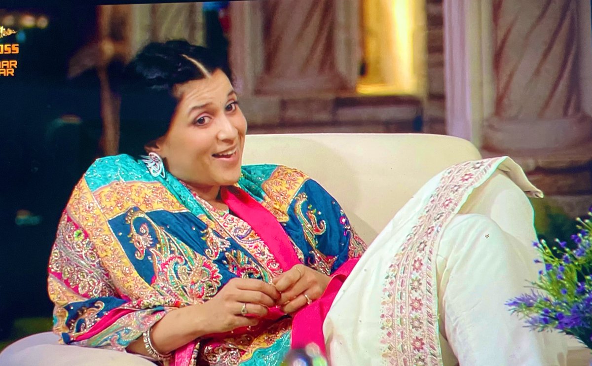 #MannaraChopra saying in her story stay real,calm,composed took me to her bb journey especialy to ths moments hw calmly,with grace,many times with humor,savage,smartness she handled single-handedly these mad vultures who used to attack her in gang,her journey is worth watching🙌
