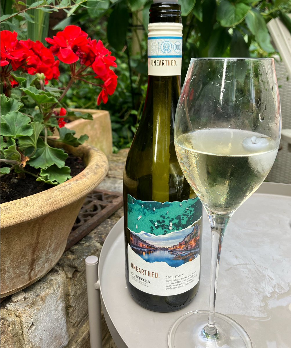 prodnose's tweet photo. Out in the garden. Not a bad drop at all tonight. Nine quid in Aldi. In a restaurant they'd rush you £39.95 for this. https://t.co/6P3TjThQwl