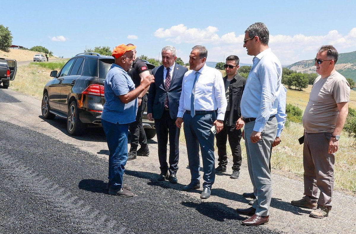 ahusta07's tweet photo. “Ülkesini en çok seven kişi işini en iyi yapandır.”
Konuştuğum kişi asfaltlama öncesi yama ekibinde çalışan Şef Mehmet Kıyatçığ. 65 yaşında. Biyolojik yaşıyla ters orantılı o kadar heyecanla işini yapıyor. 35 derece sıcak ve güneşin altında mutlu ve işini severek yapıyor. Teşekkür ettim. Saygı duydum. Mehmet Şefim seni hiç unutmayacağım ülkesini en çok seven insan.