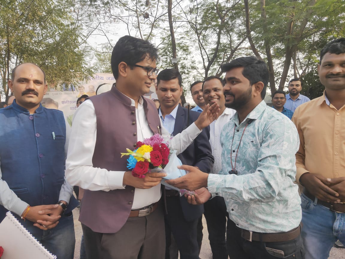 SurajBhanSahu7's tweet photo. @ShrivasGouri @drramansingh अब तो विद्युत संविदा कर्मियों के मांगो को पूरा कर दीजिए प्रदेश में डबल इंजन की सरकार बनने के बाउजूद सरप्लस पॉवर स्टेट छः ग के विद्युत संविदा कर्मियों की स्थिति दयनीय बनी हुई है 5708 लाइनमैन के पद रिक्त है जिससे आमजनता बिजली की समस्या से जूझ रहे हैं। @BJP4CGState @CspdclOfficial https://t.co/473QpaYl7P