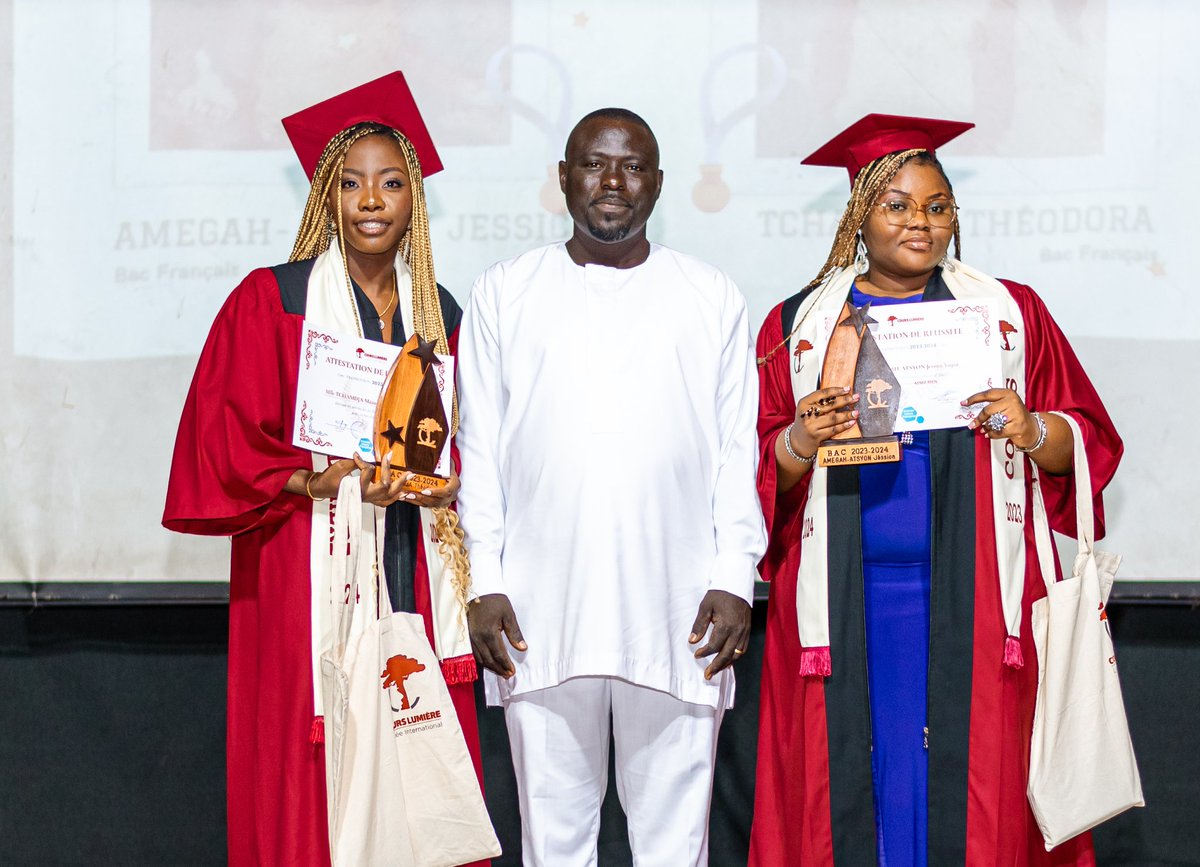 CoursLumiere's tweet image. (...) les bacheliers des programmes français (@aefeinfo) et du @iborganization ont été honorés. Cette cérémonie a mis en exergue l’excellent taux de réussite des élèves cette année, fruit du travail incessant de toute la communauté éducative du #LICL.

(...)