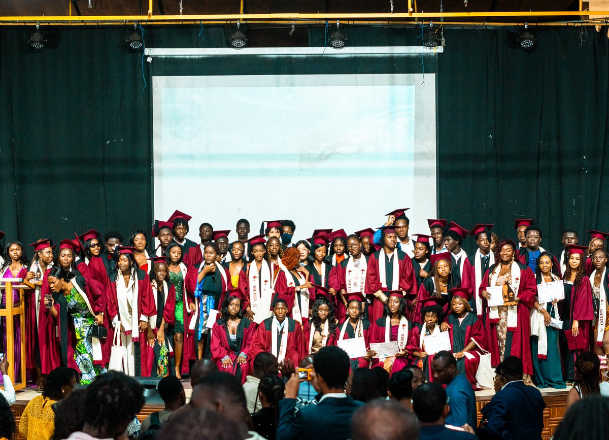 CoursLumiere's tweet photo. Le #LICL a célébré la réussite de ses élèves de Tle lors d’une somptueuse cérémonie de remise des diplômes à l'Agora Senghor, le samedi 6 juillet 2024. En présence des parents et de diverses autorités, dont l’ambassadeur de @Franceautogo M. @a_favereau, (...)
#courslumiere
1️⃣ https://t.co/dS2D2qie0y