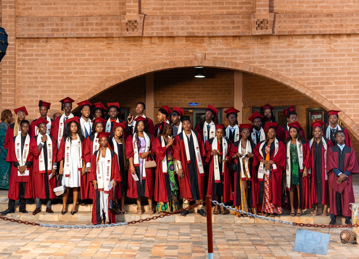 CoursLumiere's tweet photo. Le #LICL a célébré la réussite de ses élèves de Tle lors d’une somptueuse cérémonie de remise des diplômes à l'Agora Senghor, le samedi 6 juillet 2024. En présence des parents et de diverses autorités, dont l’ambassadeur de @Franceautogo M. @a_favereau, (...)
#courslumiere
1️⃣ https://t.co/dS2D2qie0y