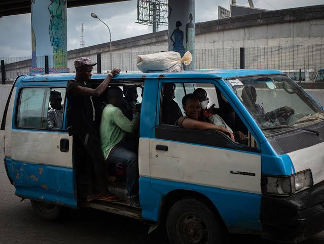 TodayFM951's tweet photo. #AreaTalk 

The Rivers State Ministry of Transport's mandate for commercial vehicles to repaint in the official state color. 

📌Will this curb the issue of "one chance" incidents?

📌 Who will cover the cost?

📌 Are the concerns of drivers being overlooked by the government? https://t.co/iZRjRAoRsl