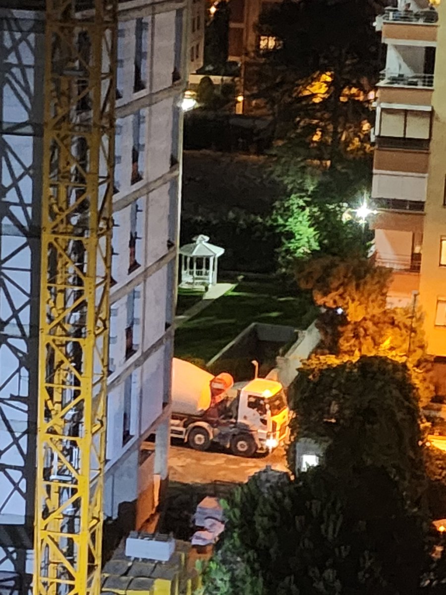 Bu saatte beton dökmek serbest mi <a href="/kadikoybelediye/">Kadıköy Belediyesi</a>  burası Göztepe Kemal Salih Sel sokak