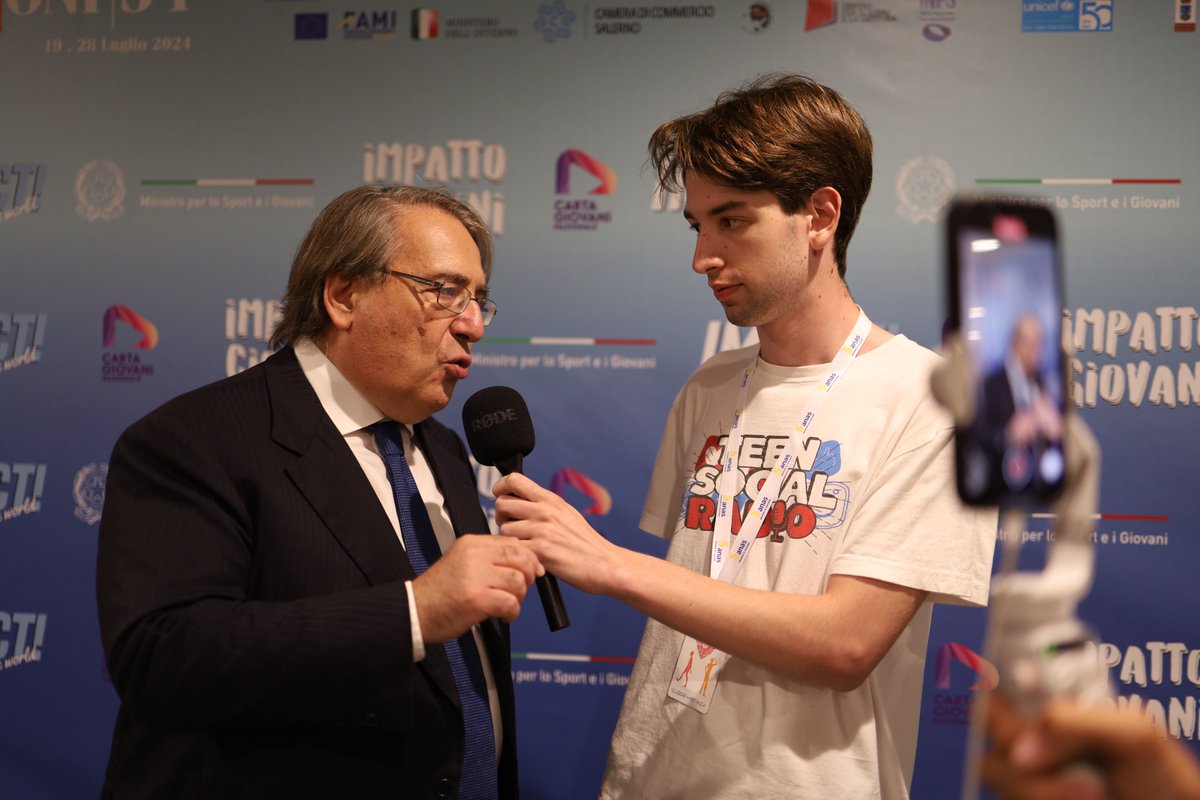 📰 Il direttore #IlMattino Napoletano: “Viviamo un nuovo Sud. Alimentiamo la fiducia contagiosa e non la paura”. Accompagnato dal presidente Capece Minutolo, il direttore ha raccontato alla platea della Sala Blu Impatto Giovani! Leggi la news: shorturl.at/HaMJ2 #Giffoni54
