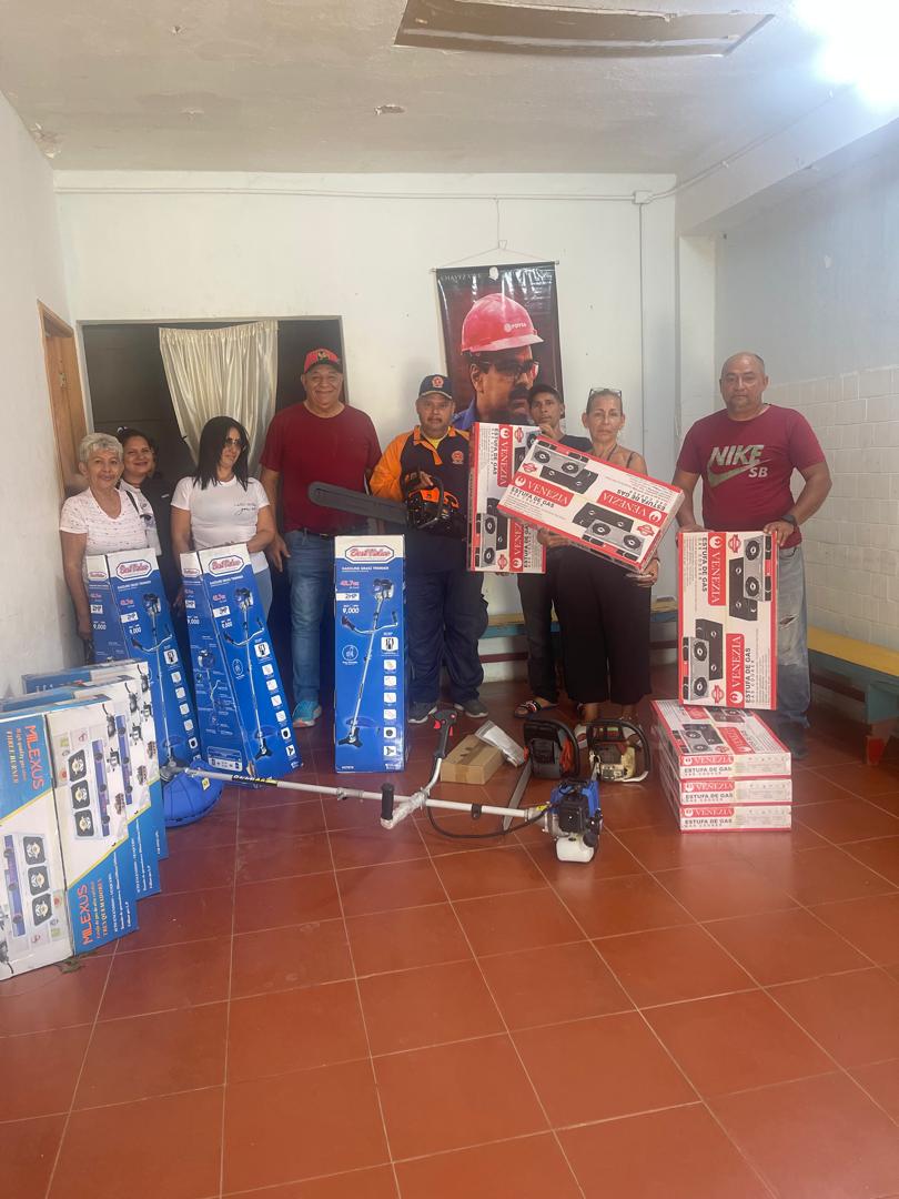 Hoy #23Jul en mi acostumbrada Jornada semanal,  desde el Centro de Acopio en Villa Rosa entregué tres motosierras a Protección Civil Municipal y tres  desmalezadoras a la Oficina de Servicios Públicos,  gracias al apoyo del Presidente <a href="/NicolasMaduro/">Nicolás Maduro</a>