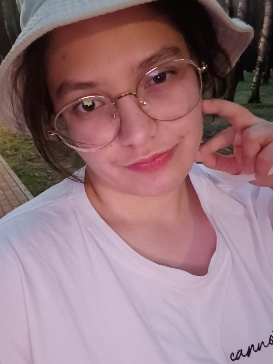 byllfff's tweet photo. Погуляла с Молли (ему 26,он историк 🤭) https://t.co/WXtdUtLCfy