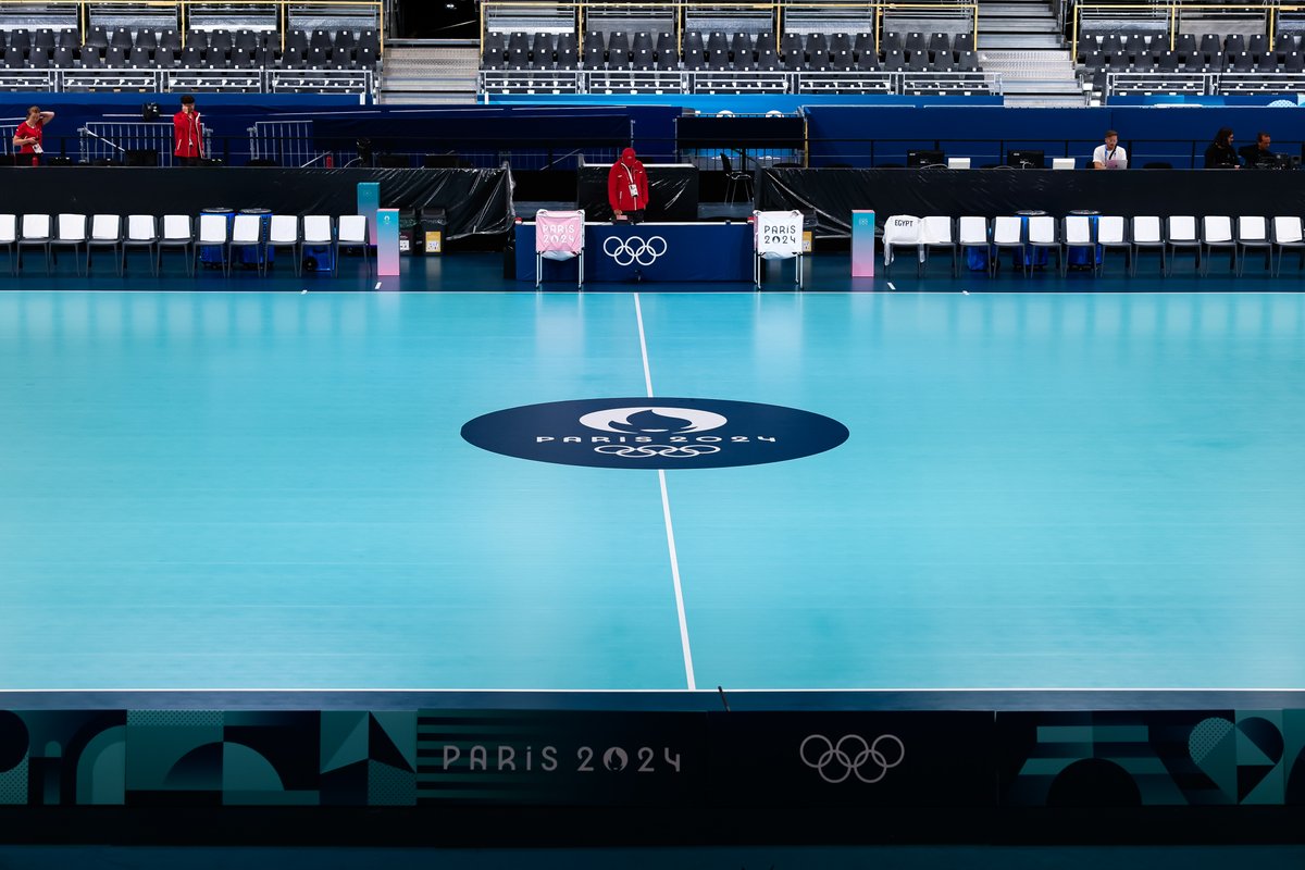 Paris2024's tweet photo. Handball Glory Awaits! 🏆
The Arena Paris South is ready to host thrilling matches and the preliminary rounds of the tournament. With a passionate crowd, this venue will see the world’s best handball teams battling for gold. Get ready for action and unforgettable memories.

PS : a few tickets are still available at https://t.co/2SR6hiuAsV 🤾‍♂️

📸 Buda Mendes/Getty Images