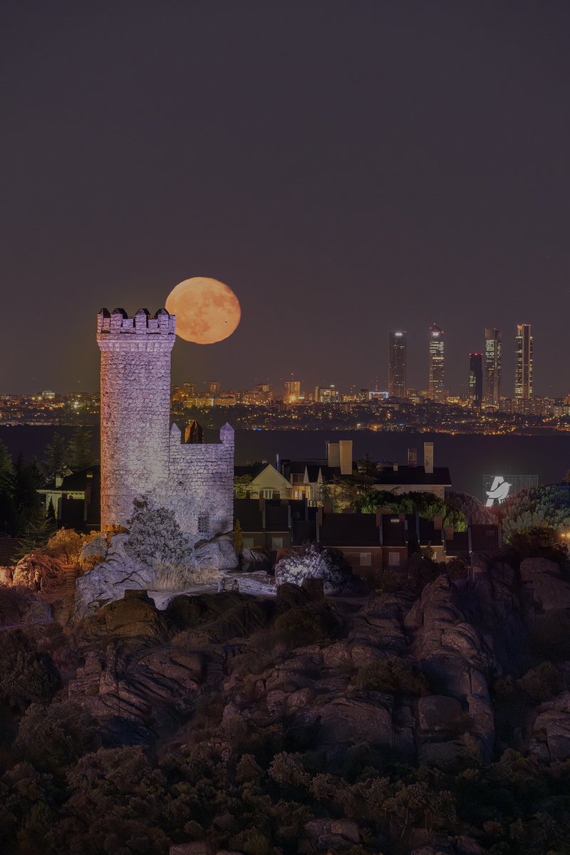 Lo mismo a esta pareja, que estaba anoche en la torre de la atalaya de Torrelodones, les apetece tener esta foto. Me echáis una mano? Twitter haz tu magia.