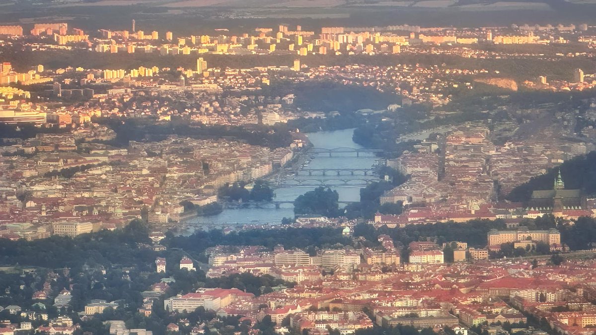 Left Prague this morning for the <a href="/edfringe/">Edinburgh Festival Fringe</a> London' preview of the CORPSE FLOWER, a play🎭 by <a href="/ArieldelaGarza1/">Ariel de la Garza</a> &amp; Michal Vojtech, dir. by Ilya Wray
Cast: Medea Manaz, <a href="/raphaelruiz_8/">Raphael Ruiz</a>, Matthew Rowan, Lola Knight, <a href="/AlexJFragkos/">Alexandros Fragkos</a> 

25/7 <a href="/WaterlooEast/">WaterlooEast Theatre 💙 🏴󠁧󠁢󠁷󠁬󠁳󠁿</a> 
Book your🎟️ waterlooeast.co.uk/corpse-flower