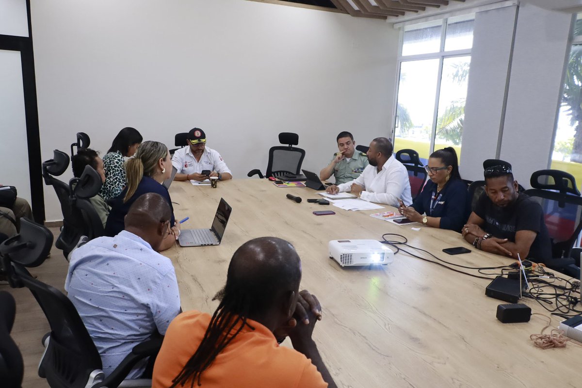 MinInterior's tweet photo. En la sesión extraordinaria convocada por @FoxDelroy, Dir. #OCCRE, con asistencia de delegados de @GobernacionSai, Alcaldía, @PoliciaSanyProv y líderes #raizales, se abordó el proyecto de reubicación voluntaria a fin de proteger los #DDHH y territoriales de los isleños. https://t.co/oWEooV6DyV