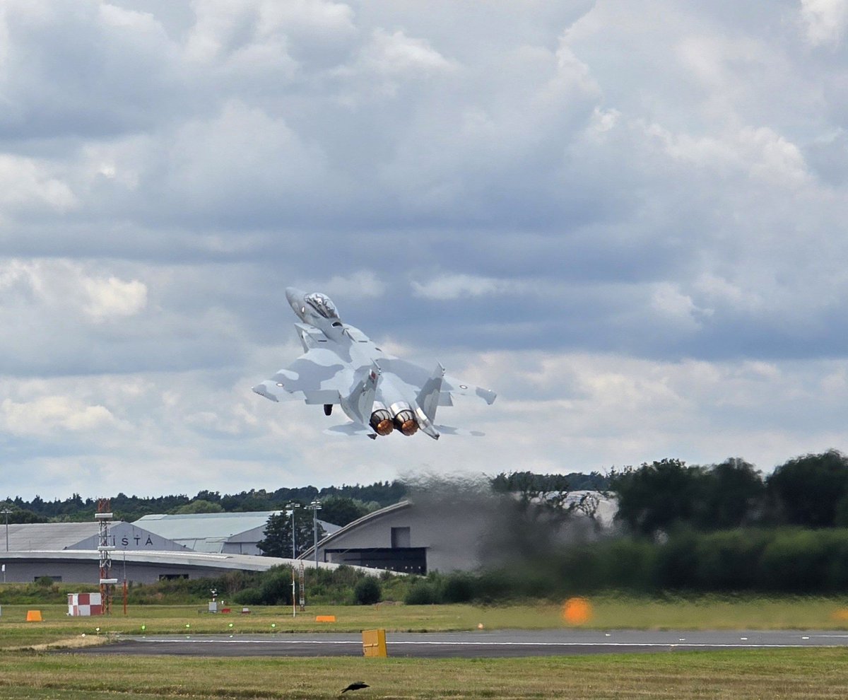 Camouflage in action! F15 <a href="/FIAFarnborough/">Farnborough Airshow</a>
#f15 #stem #engineering #planespotting #aviationlovers #avgeek #avporn #aviationdaily #militaryaviation #aircraft #camo #fighter #jet