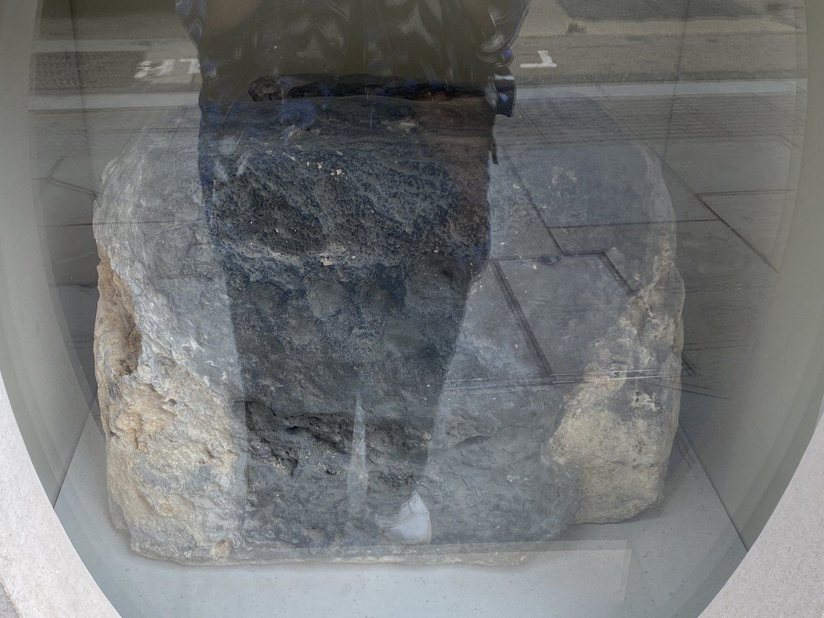 MshellW's tweet photo. In July 1450, #JackCade ignited a fierce uprising against Henry VI’s corrupt advisors and seized London Bridge. Entering the city Cade aligned himself with the Duke of York (#RichardIii’s father), struck the London Stone with his sword, and declared himself Lord Mayor! https://t.co/KUfO8HSs5v