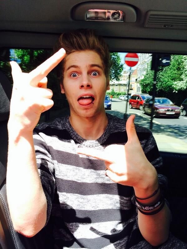 hides saw 5sos x3 tweet media
