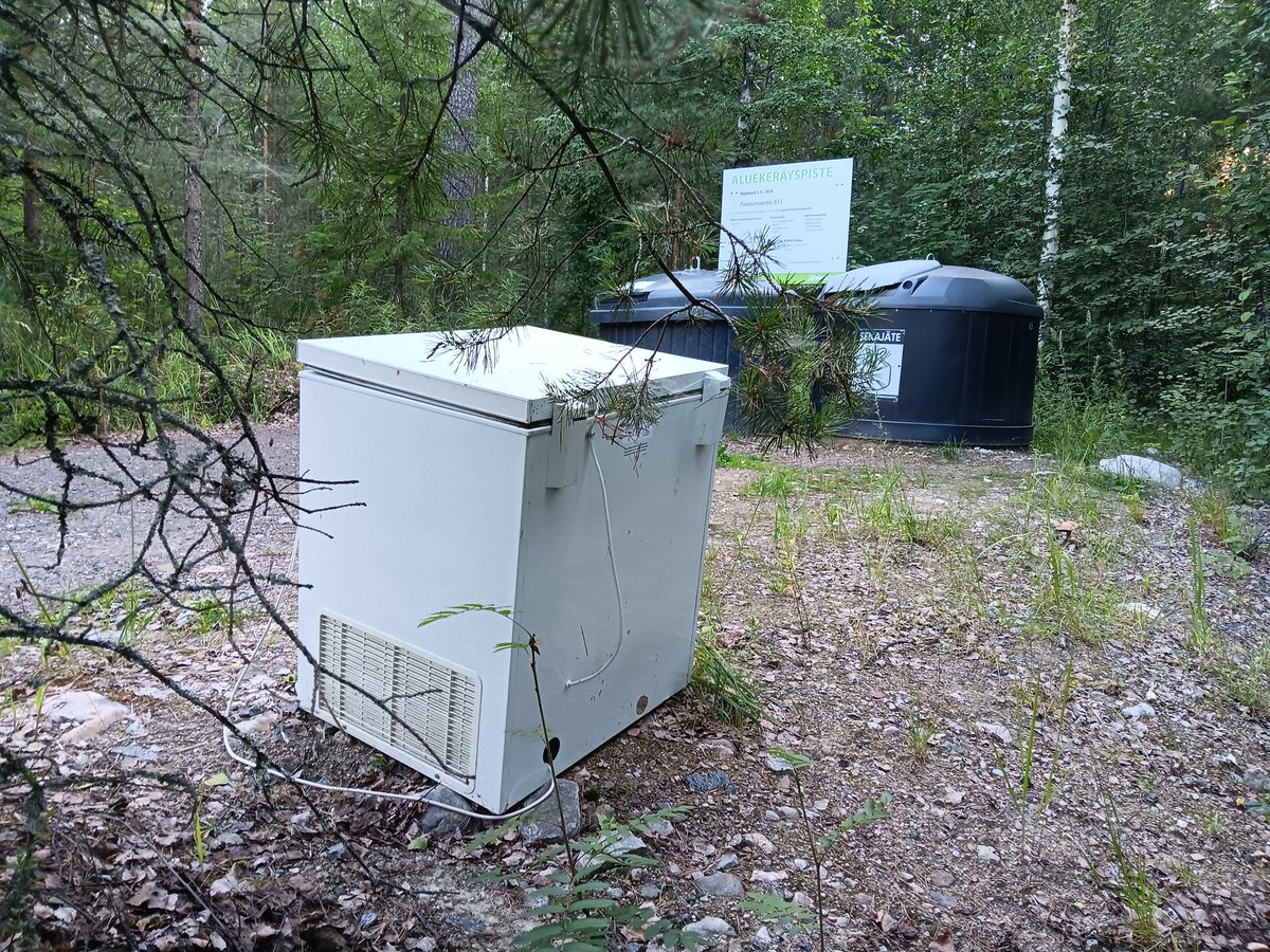 MarkkuHapponen's tweet photo. #Paalasmaa - lukutaidoton pölvästi, lähin lajitteluasema 12 kilometrin päässä. 

@jatekukko paljonko tämän siirtäminen lajitteluasemalle maksaa tunnollisille asiakkaille? https://t.co/gRTtlntC4f