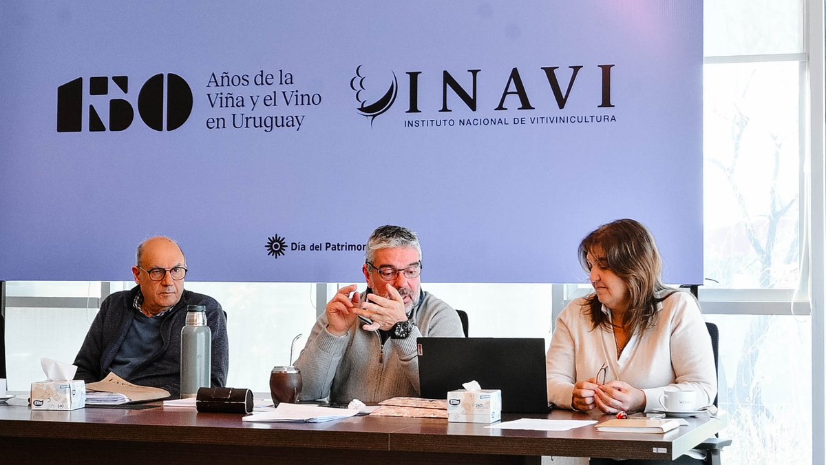 ine_uruguay's tweet photo. La directiva de @inavi_uy  recibió a @DiegoAboal2  director general del INE para continuar informando sobre #censoagro, aclarar dudas y formas de participación. Agradecemos a la directiva de INAVI por su colaboración. https://t.co/fe5aYCPK99 – 0800 1908 https://t.co/sBVzq6gKew