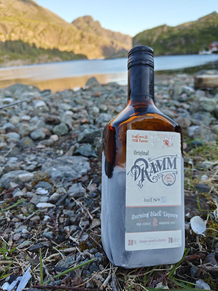 AtleM's tweet image. Viktig å kose seg på sjøørret tur 😎