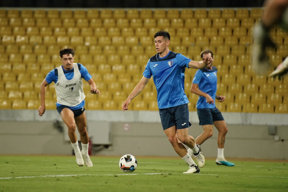 Entrenament oficial a l'estadi OPAP Arena per al partit de demà 🏟️⚽️

🆚 @aek_fc_official 

#seremmés💙🖤 #ConferenceLeague