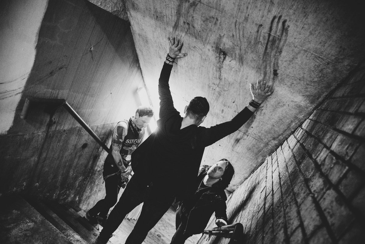 hellfireband's tweet image. Who’s next on Andy’s hit list😳
•
📸 @leelondonphotography 
•
#livemusic #rockband #gigs #rocknroll #sexwee #birthday #photoshoot #bandphotoshoot