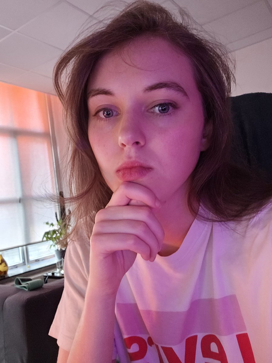 elkehol's tweet photo. Am I brave enough to cut it this length https://t.co/0OYhBE5v8L