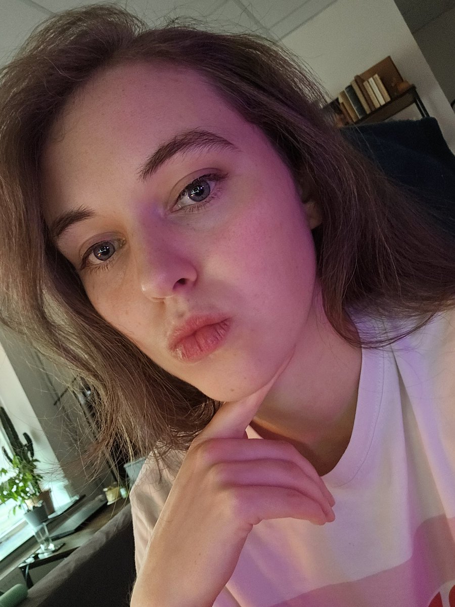 elkehol's tweet photo. Am I brave enough to cut it this length https://t.co/0OYhBE5v8L