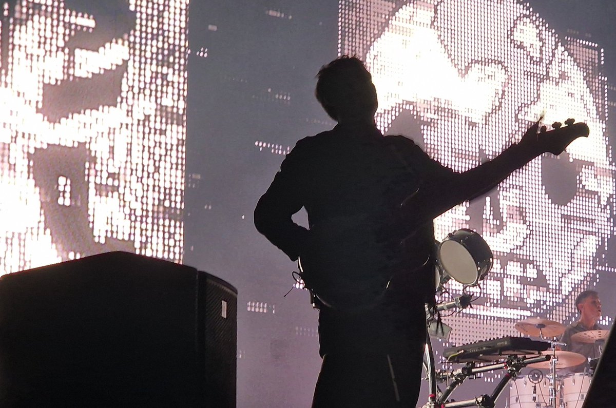 _MeKeLe_'s tweet photo. @EnterChris @iancoulsonmedia @enterrob @ENTERSHIKARI @RouReynolds @SoRecordings @XrayTouring @SergioTacchiniA Great in a silhouette shot too 😁😁 https://t.co/ktwDIu9EM8