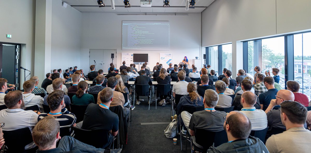 imafiguresk8r's tweet image. The pics are out for #FlutterconEu.  Here is one of my favorites from my talk!