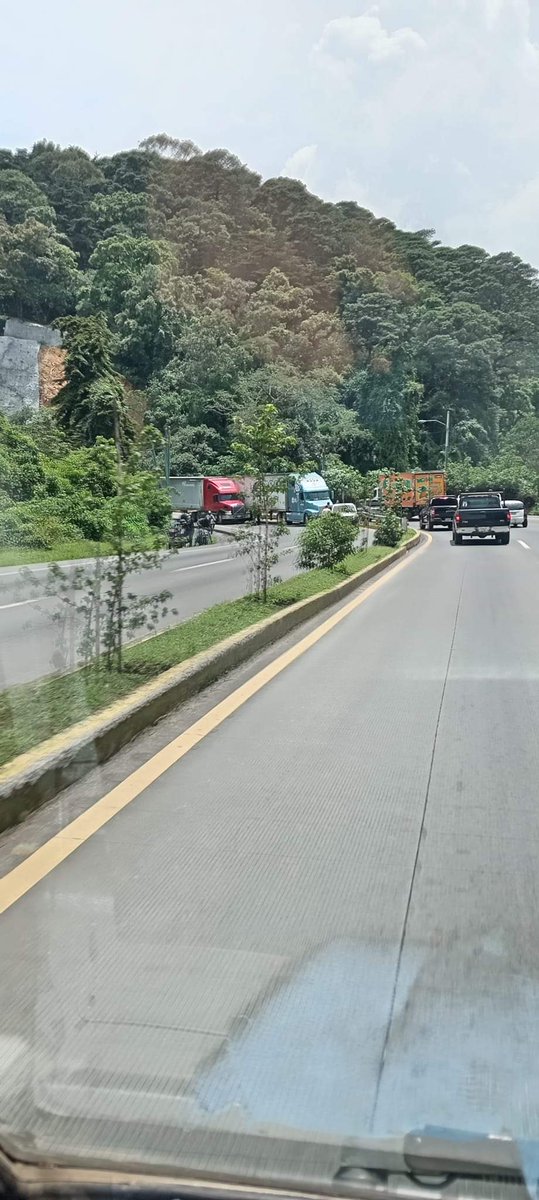 StarNewsNoti's tweet photo. #ALERTA: Reportan que 2 vehículos del transporte pesado chocaron en el kilómetro 23 ruta Interamericana. Paso lento hacia la capital

Foto cortesía

#StarNews
#InformaciónImprescindible https://t.co/SszT7fz279