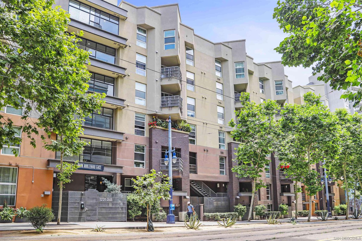 DavidSpiewak's tweet photo. Welcome to the epitome of indoor/outdoor living in downtown San Diego! This airy south facing penthouse condo has a massive private rooftop deck and additional balcony off the living room with stunning views!!
https://t.co/dJOJLidZ6F https://t.co/ZcEk0hEr7O