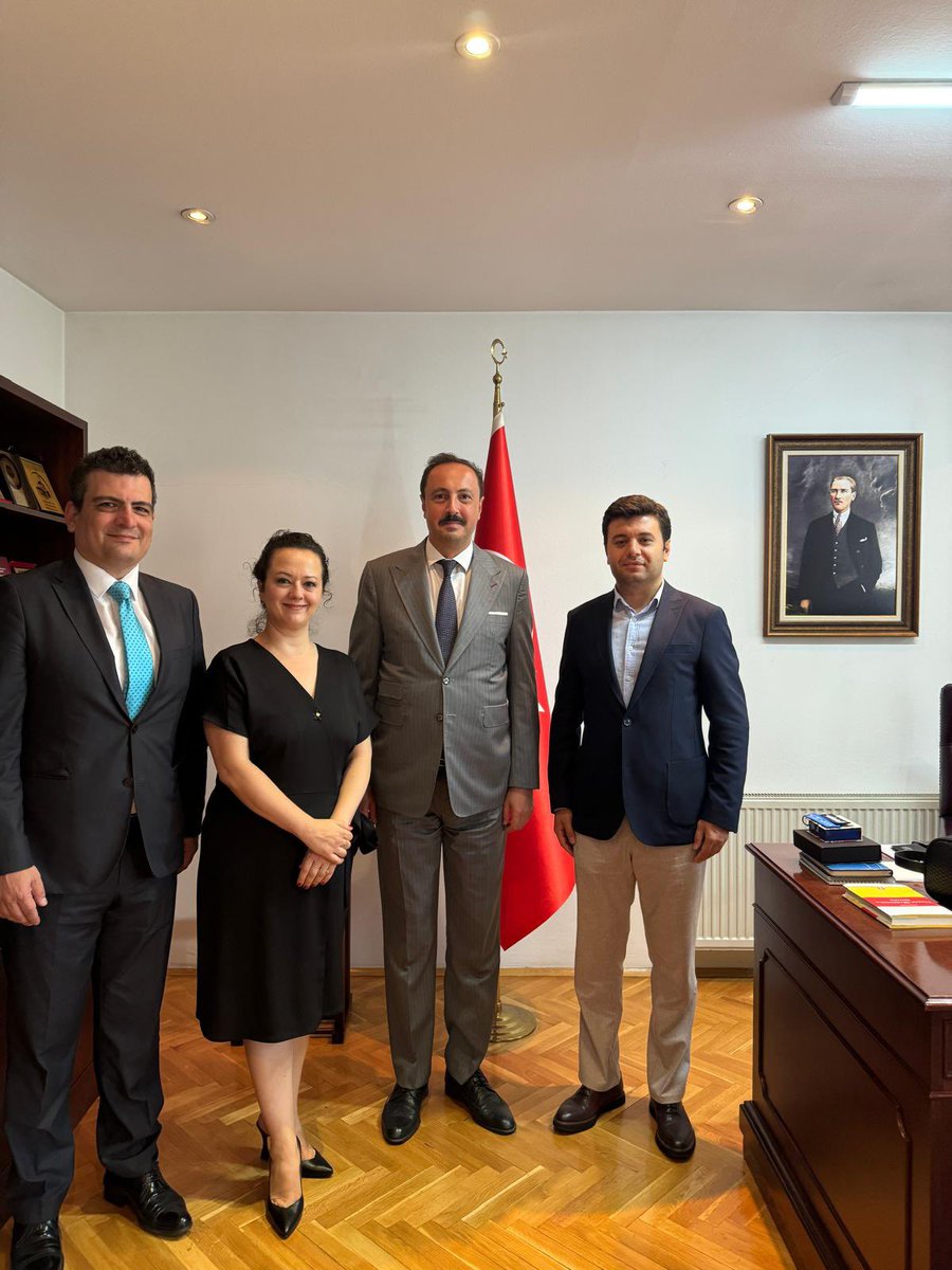 Büyükelçimiz Fatih Ulusoy, <a href="/yeeuskup/">Yunus Emre Enstitüsü - Kuzey Makedonya</a> tarafından düzenlenen "Ustadan Çırağa Anadolu Taş İşlemeciliği ve Mücevher Üretimi Eğitim Programı" kapsamında eğitim veren mücevher uzmanları Feyza Ketenci Kayrak ve Kaan Kayrak'ı kabul etmiştir. Ziyaretleri için kendilerine teşekkür ederiz.