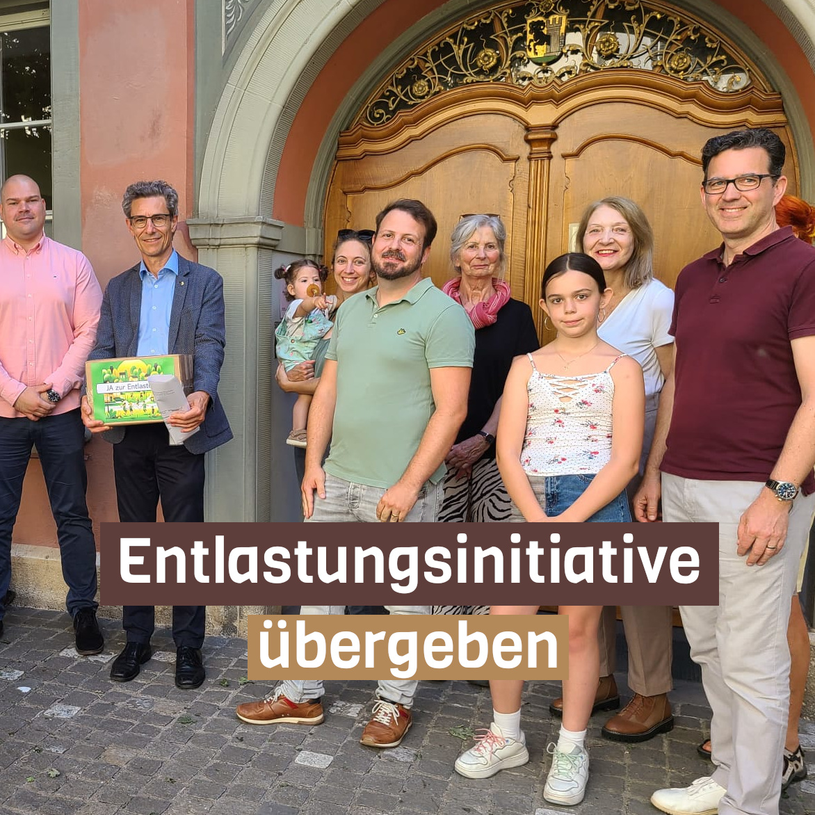IGfasenstaub's tweet photo. Die Unterschriften für die «Entlastungsinitiative» sind in Windeseile zusammengekommen. Das Interesse an der Verkehrsentlastung in Wohngebieten ist breit abgestützt und darf nicht länger ein untergeordnetes Kriterium beim Autobahnausbau spielen. https://t.co/VTbCjk8afd