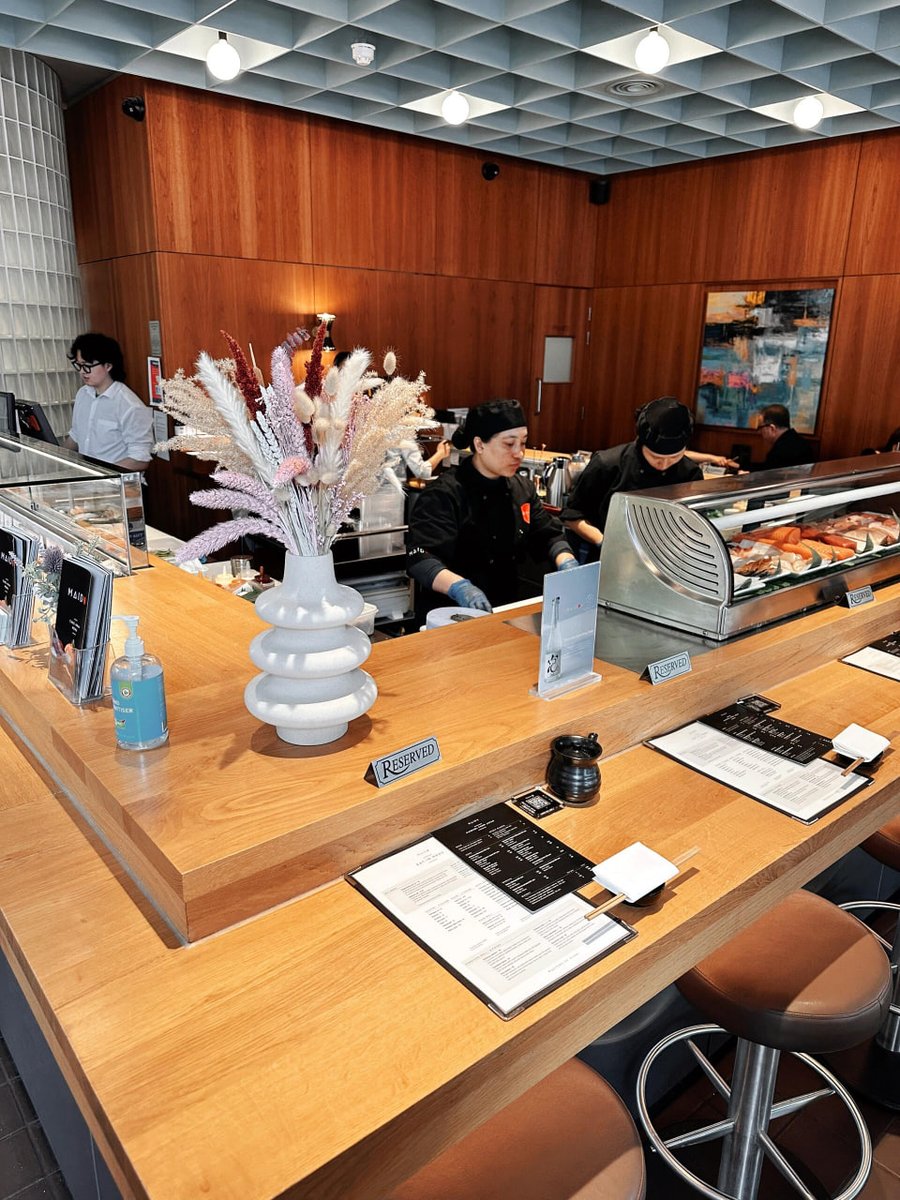 Today I went to a Japanese restaurant for lunch and ate to Sushi🇯🇵. 🍣🥢