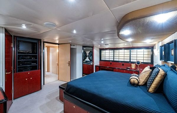 MilesYachts's tweet photo. Always craving a sweet treat? “CANDY WORLD” is your match!
 She is a 2001 118’ Swiftships in Louisiana. Custom built to meet the needs of a private yacht, her style is unmatched. She is equipped with lots of amenities and space, including cedar lined spacious closets.

Asking: $995,000
Visit our website for more information or contact Josh Bryant (386)-527-2824 josh@milesyachts.com