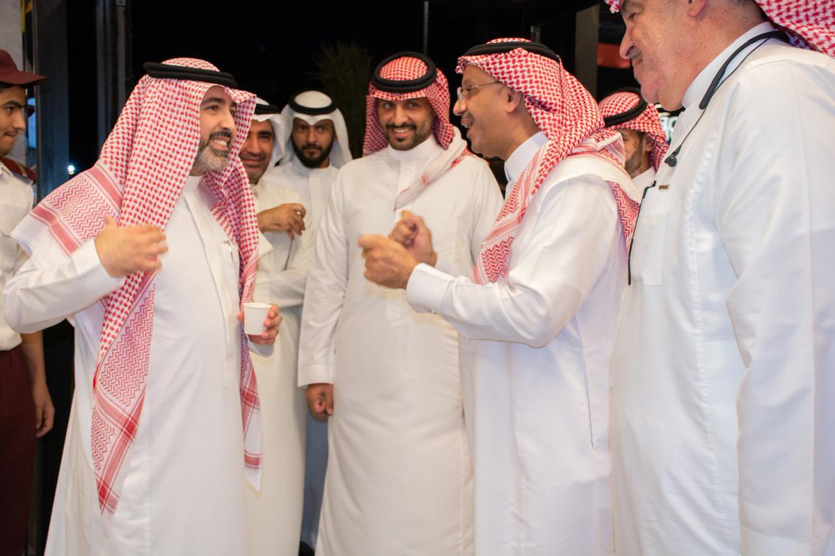 Alsultani55's tweet image. سعدنا وتشرفنا بزيارة سعادة أمين #منطقة_الحدود_الشمالية المهندس هشام العوفي للمواقع الاستثمارية التابعة للأمانة وزيارة #البيك اول فروع المنطقة واستمعنا لتوجيهاته واعجابه في فرع #البيك ولا يستغرب حرصة ودعمه للمستثمرين وكل مايخدم المنطقة .. 
شكرا من القلب سعادة الآمين ..

@glance78