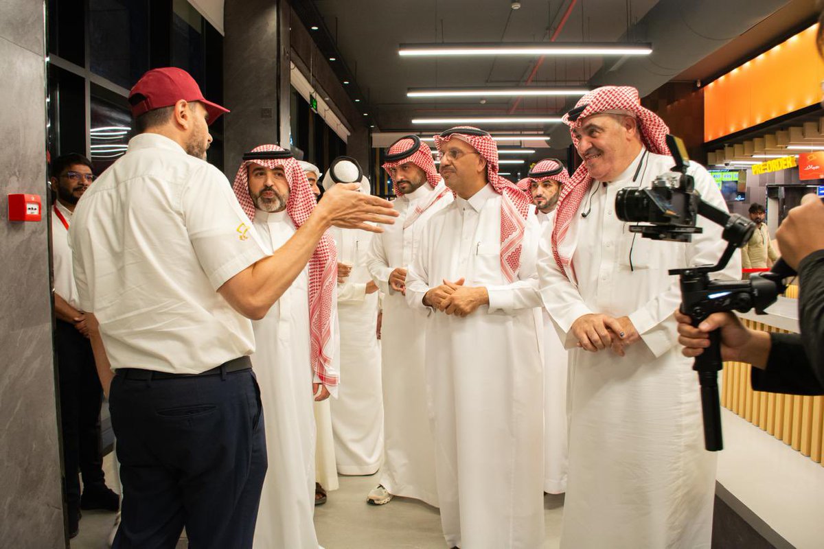 Alsultani55's tweet image. سعدنا وتشرفنا بزيارة سعادة أمين #منطقة_الحدود_الشمالية المهندس هشام العوفي للمواقع الاستثمارية التابعة للأمانة وزيارة #البيك اول فروع المنطقة واستمعنا لتوجيهاته واعجابه في فرع #البيك ولا يستغرب حرصة ودعمه للمستثمرين وكل مايخدم المنطقة .. 
شكرا من القلب سعادة الآمين ..

@glance78