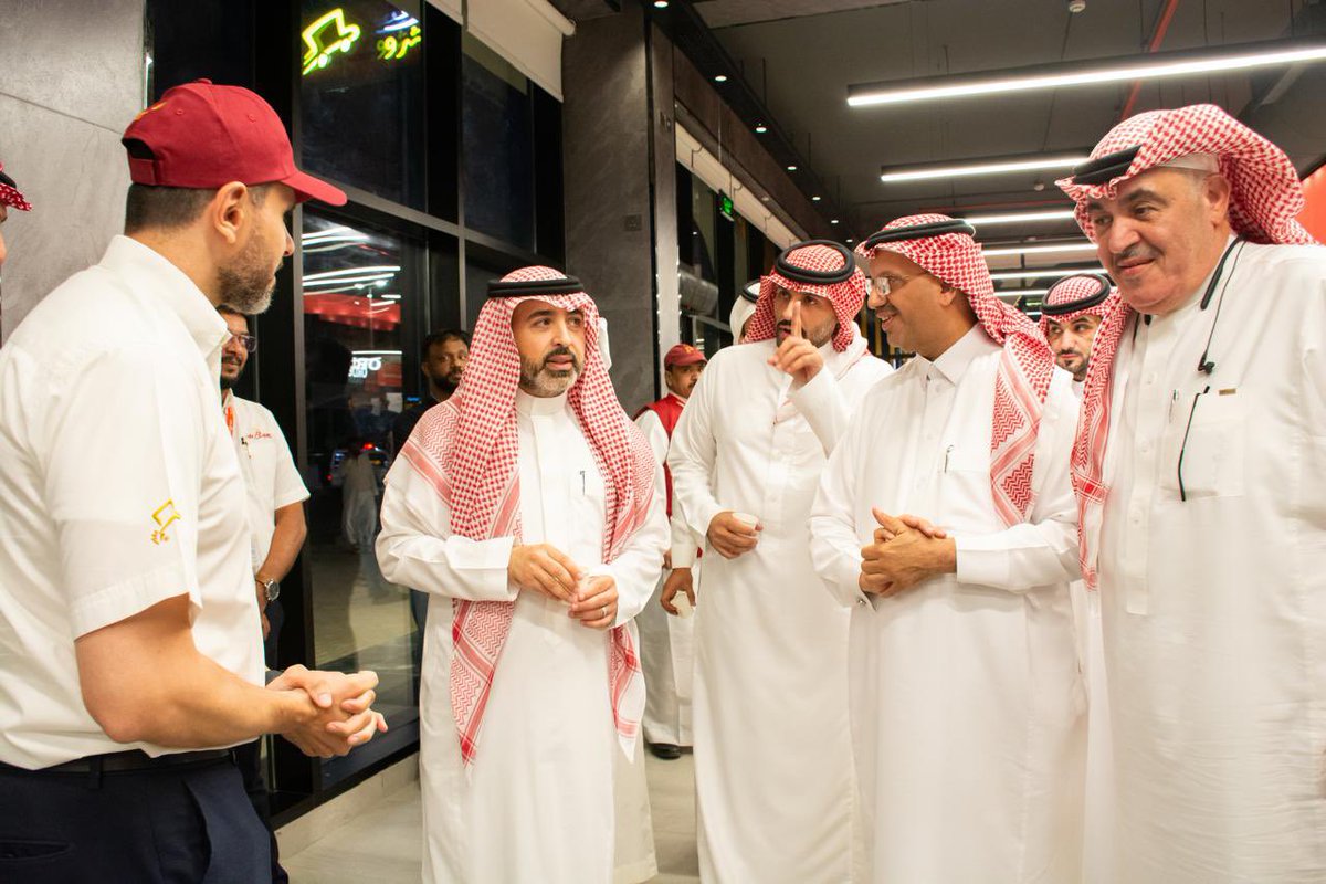 Alsultani55's tweet image. سعدنا وتشرفنا بزيارة سعادة أمين #منطقة_الحدود_الشمالية المهندس هشام العوفي للمواقع الاستثمارية التابعة للأمانة وزيارة #البيك اول فروع المنطقة واستمعنا لتوجيهاته واعجابه في فرع #البيك ولا يستغرب حرصة ودعمه للمستثمرين وكل مايخدم المنطقة .. 
شكرا من القلب سعادة الآمين ..

@glance78