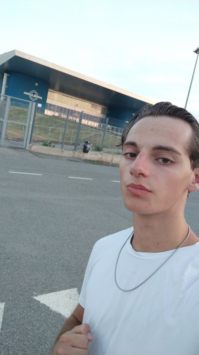 I'M BACK IN THE RING

After 4 months without fighting,
I'm finally back.

Be ready to get ya head smashed, boys.