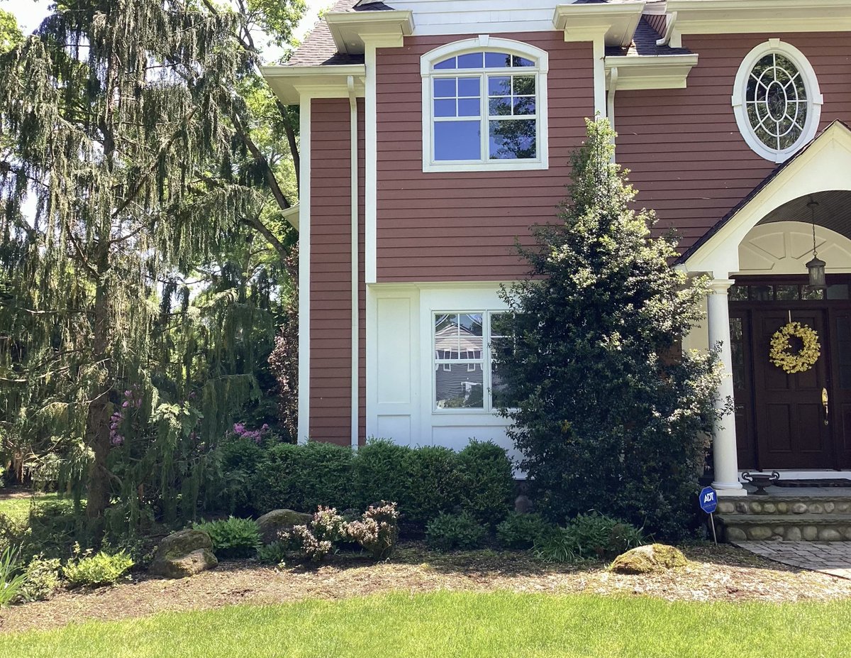 borstlandscape's tweet photo. Sometimes, even the smallest changes can make a world of difference! 🌿

With a focus on simplicity and effectiveness, we ensured each plant thrived by removing diseased branches, enhancing overall health, and adding a touch of seasonal flowers. https://t.co/Ca3hfLDeam